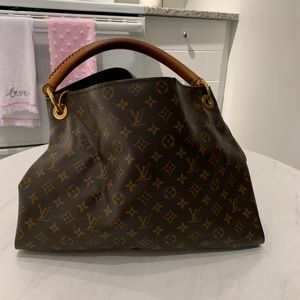 Louis Vuitton Artsy MM Monogram bag
